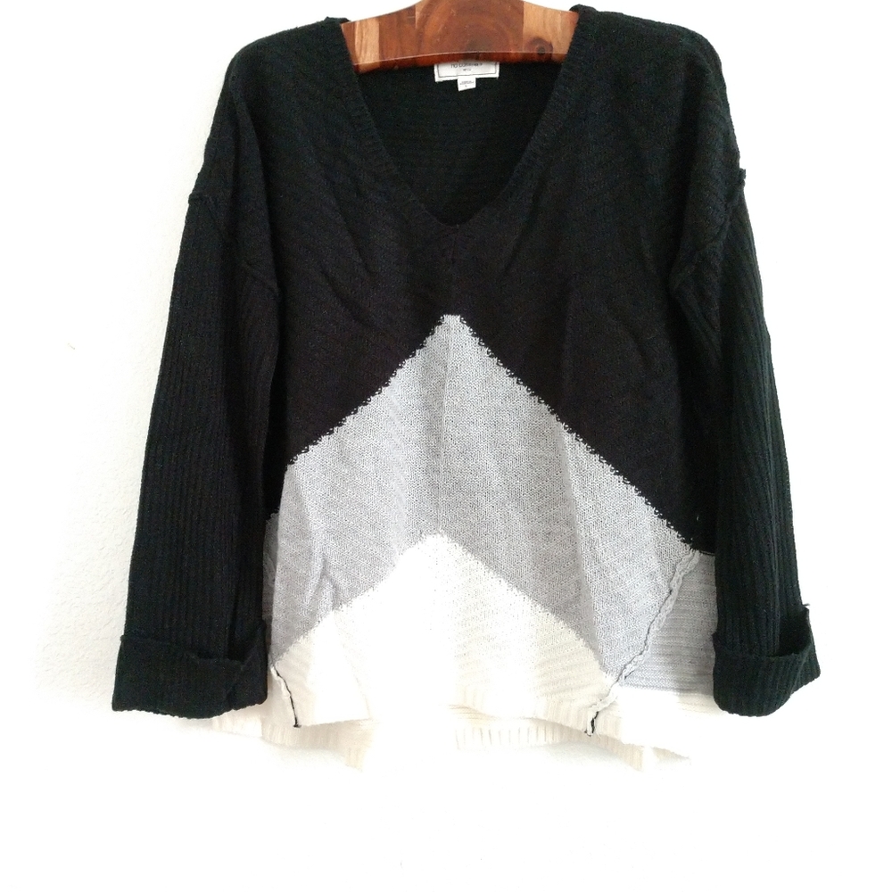 Cute Comfy Sweater Exposed Seams Black Gray White V Neck Large Chest 44"